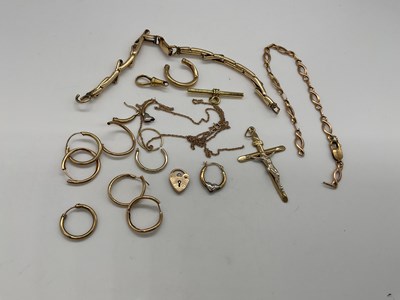 Lot 315 - A group of damaged 9ct yellow gold and yellow...