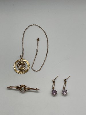 Lot 370 - A 9ct yellow gold Pisces pendant on yellow...