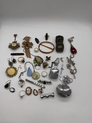 Lot 369 - A small group of costume jewellery including a...
