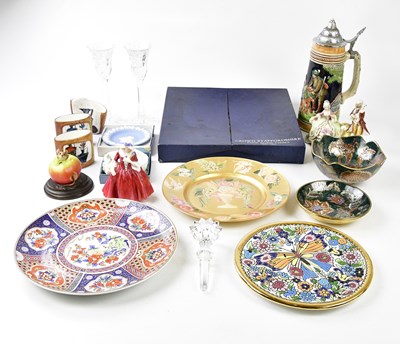 Lot 1305 - A small mixed lot of ceramics, including a...