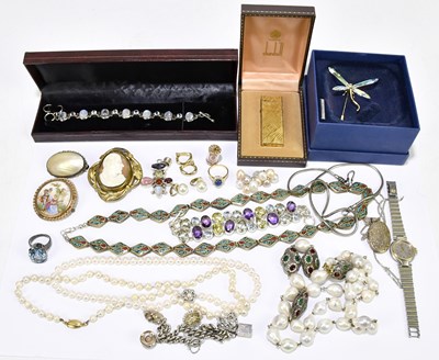 Lot 1545 - A small collection of silver and costume...