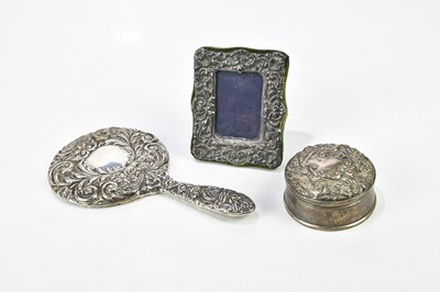Lot 1093 - W I BROADWAY & CO; an Elizabeth II hallmarked...