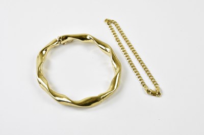 Lot 286 - A 9ct yellow gold wrythen twist hinged bangle,...