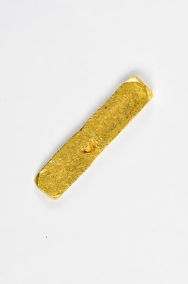 Lot 2 - A yellow metal bar of rectangular form,...