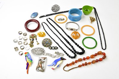 Lot 1153 - A collection of assorted costume jewellery...