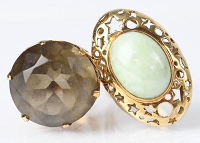 Lot 721 - A 9ct yellow gold ring set with green...