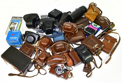 Lot 1135 - An assortment of vintage cameras to include a...