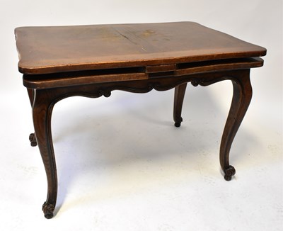 Lot 27 - An early 20th century oak draw-leaf dining...