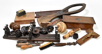 Lot 79 - A mixed quantity of treen to include carvings,...