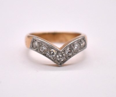 Lot 1100 - An 18ct yellow gold and platinum tipped seven...