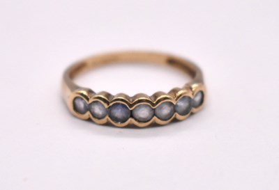 Lot 1114 - A 9ct yellow gold seven stone ring, size R 1/2,...
