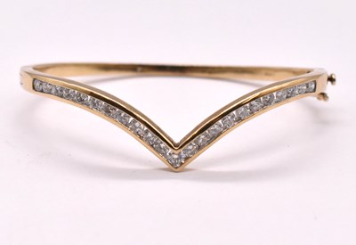 Lot 1131 - A 9ct yellow gold wishbone oval hinged snap...