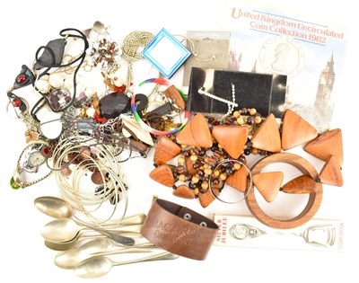 Lot 847 - A quantity of mixed costume jewellery and...