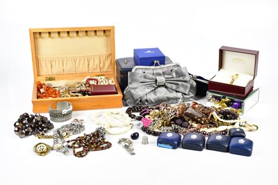 Lot 539 - A large quantity of costume jewellery...