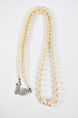Lot 383 - An early 20th century graduated cultured pearl...