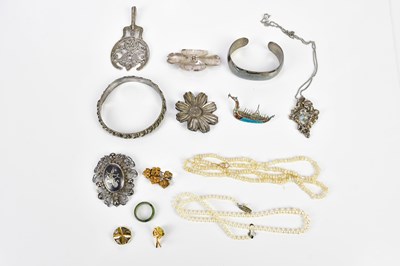 Lot 534 - A small collection of silver and costume...
