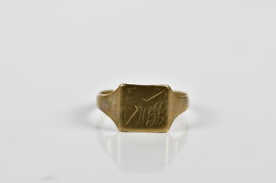Lot 250 - A 9ct yellow gold signet ring with engraved...