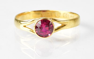 Lot 692 - A 22ct yellow gold ring set with a ruby, size...