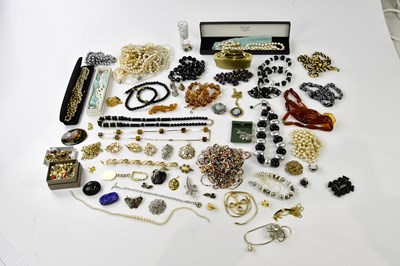 Lot 541 - A collection of costume jewellery to include...