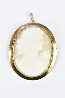 Lot 453 - A large oval cameo brooch in yellow metal...