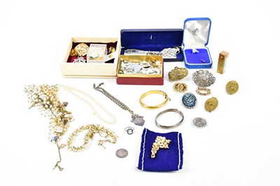 Lot 532 - A small quantity of assorted costume jewellery,...