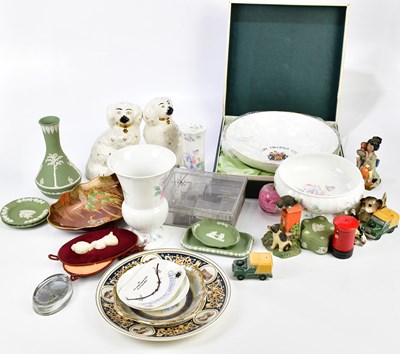 Lot 2784 - A collection of assorted ceramics and glass...