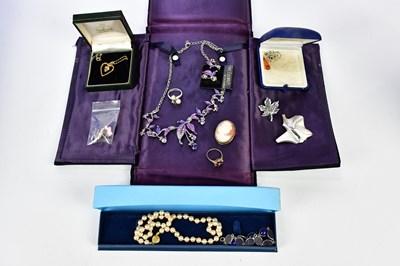 Lot 563 - A small group of costume jewellery including a...