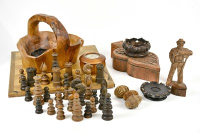 Lot 1275 - A collection of assorted treen including chess...