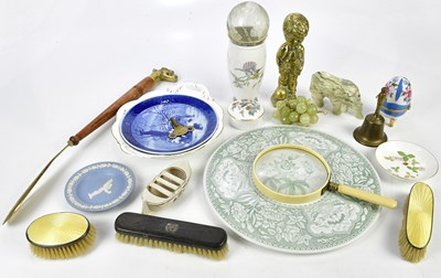Lot 2786 - A small mixed lot of assorted ceramics and...