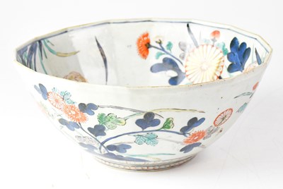 Lot 434 - A Japanese bowl in the Imari palette, painted...