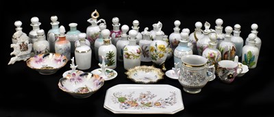 Lot 781 - A collection of mixed ceramics to include pin...