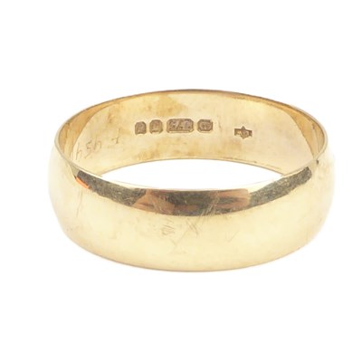Lot 730 - A 9ct gold wedding band, size R, approx. 3.1g.
