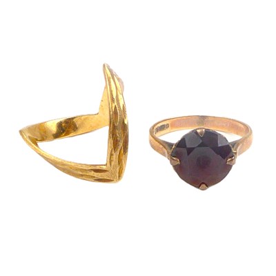 Lot 722 - Two 9ct gold rings comprising a wishbone, size...