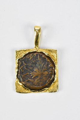 Lot 384 - An unusual ancient Jewish coin in 14ct yellow...