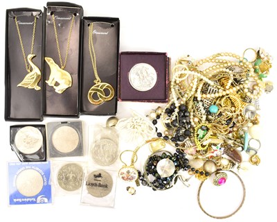 Lot 839 - Mixed modern and vintage costume jewellery to...