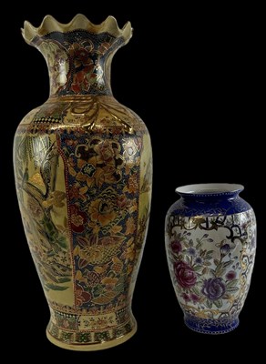 Lot 565 - A large modern Chinese porcelain vase with...