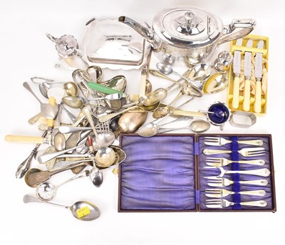 Lot 561 - A collection of mixed plated ware to include a...