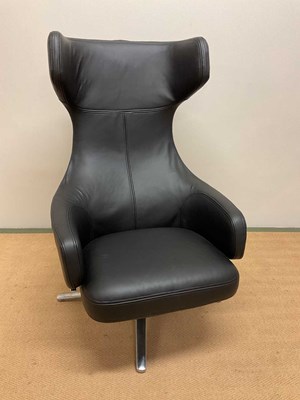 Lot 619 - GRAND REPOS; a black leather upholstered...