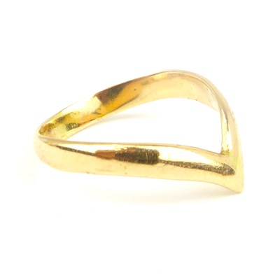 Lot 732 - A 9ct gold wishbone ring, size Q, approx. 2.8g.