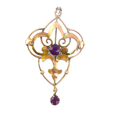 Lot 779 - A 9ct gold Edwardian pendant with central claw...