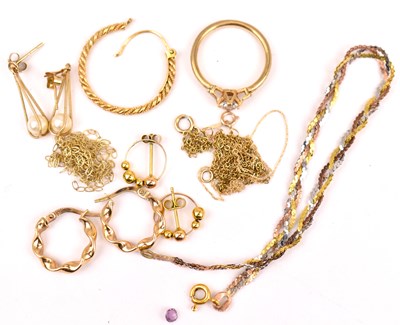 Lot 829 - Mixed gold jewellery to include necklaces, a...