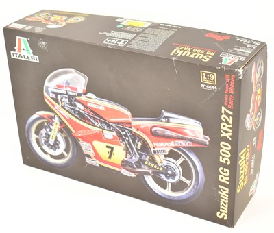 Lot 559 - ITALERI; a 1:9 scale model of a Suzuki RG 500...