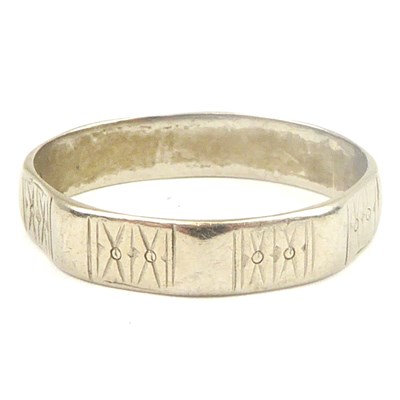 Lot 708 - An 18ct white gold ring with patterned faceted...
