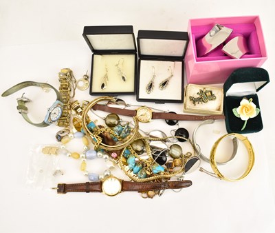 Lot 849 - A quantity of mixed costume jewellery to...