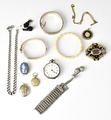 Lot 840 - Mixed vintage and antique costume jewellery to...