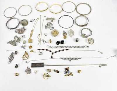 Lot 524 - A quantity of costume jewellery, predominantly...