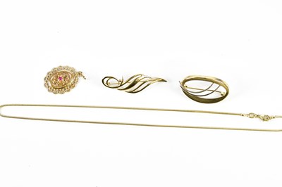 Lot 434 - A 9ct yellow gold pierced oval brooch, a 9ct...