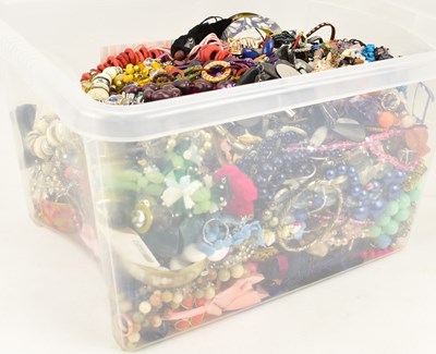 Lot 852 - A quantity of mixed modern costume jewellery.