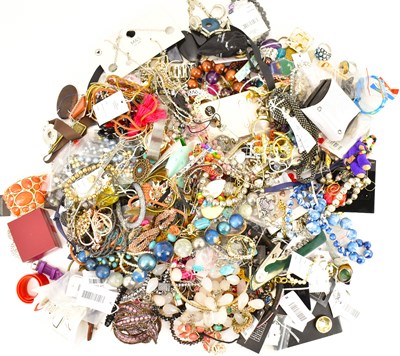 Lot 853 - A quantity of mixed modern costume jewellery.