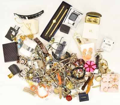 Lot 854 - A quantity of mixed modern costume jewellery.